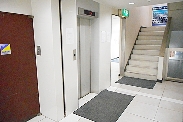 左手にエレベーターがございます