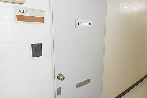 TORUSの看板が目印です